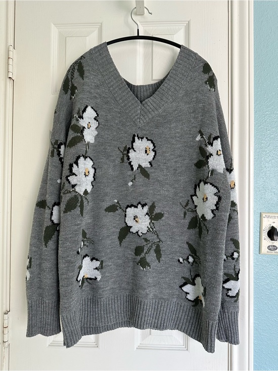 Twine And String Sweaters - Twine and String Modern Art Floral V-Neck sweater gray and white size large
